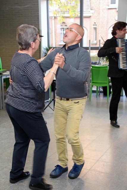 Pastoor Alvi op de dansvloer: salsa dansend met een lid van Okra Sint-Corduila. 