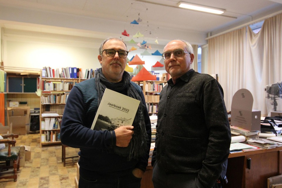 Bruno Gastmans en Marc Van de Looverbosch in de bibliotheek van de heemkring. 
