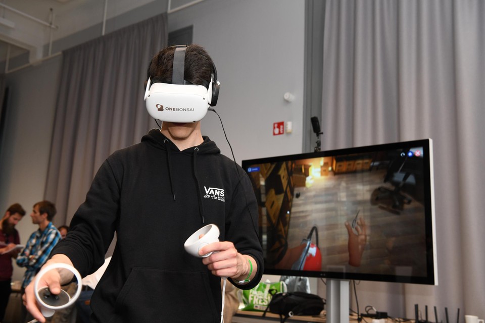 De trainees kregen een cursus brand blussen aan boord in virtual reality 