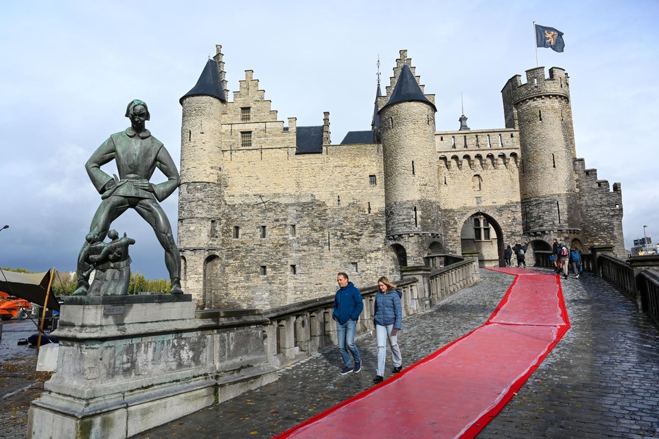 Het Steen is vanaf vrijdagmiddag open voor het publiek. Ook de werfomheining rond het gebouw is verdwenen.