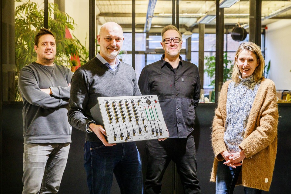 Dries Buijks, Marc Coupilie, Peter Buedts en Sabine Coupilie van Transtel-Sabima met de verjaardagseditie van de MX180, het prijsbeest van Rodec.