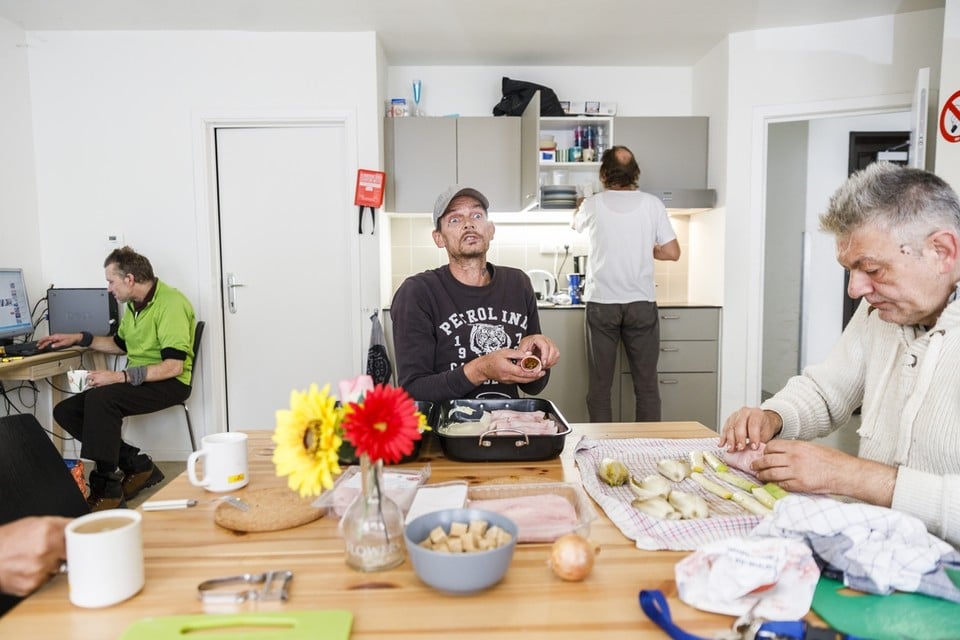 Dennis, Steve en Mark in de gemeenschappelijke keuken van Kadans in Deurne, waar samen eten wordt bereid. 