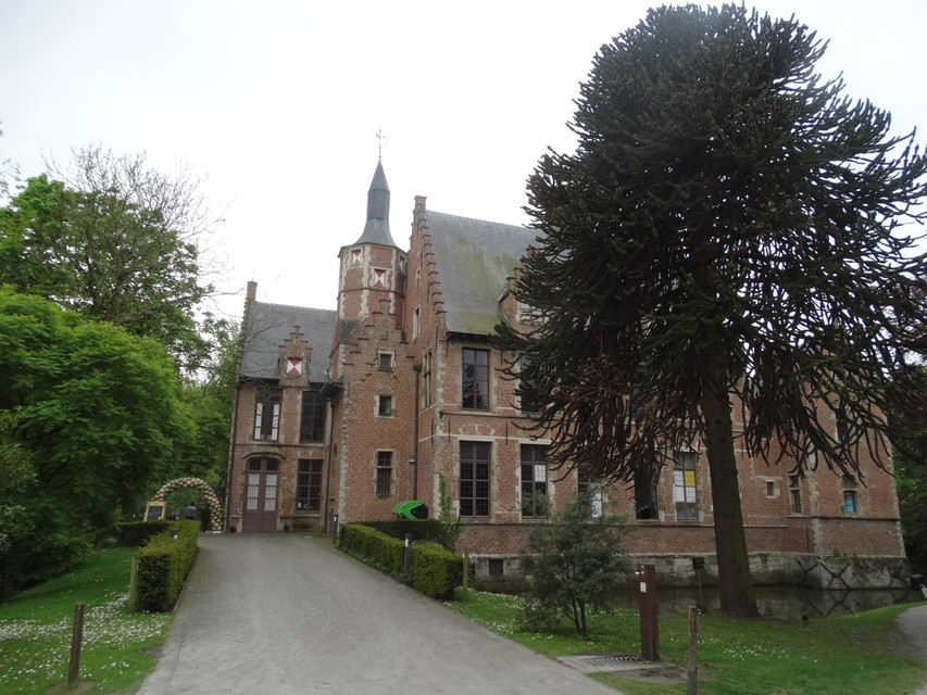 Kasteel Walburg is gelegen in het Sint-Niklase stadspark.