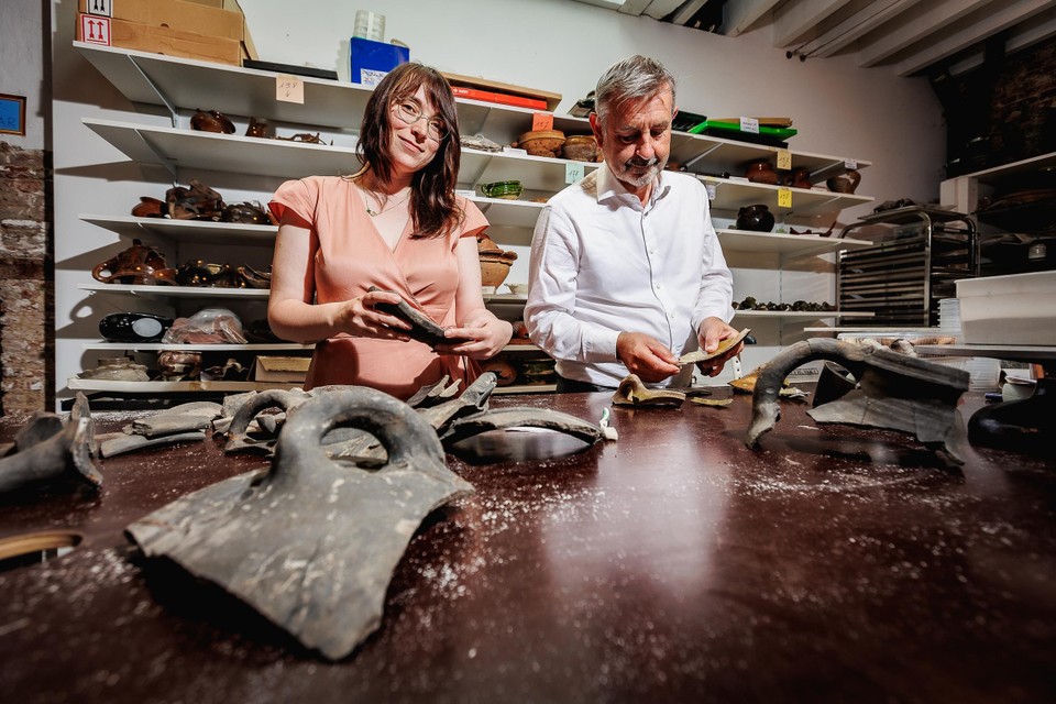 Dana Piessens en Guido De Coninck aan het werk in hun pand in het Paardenstraatje.