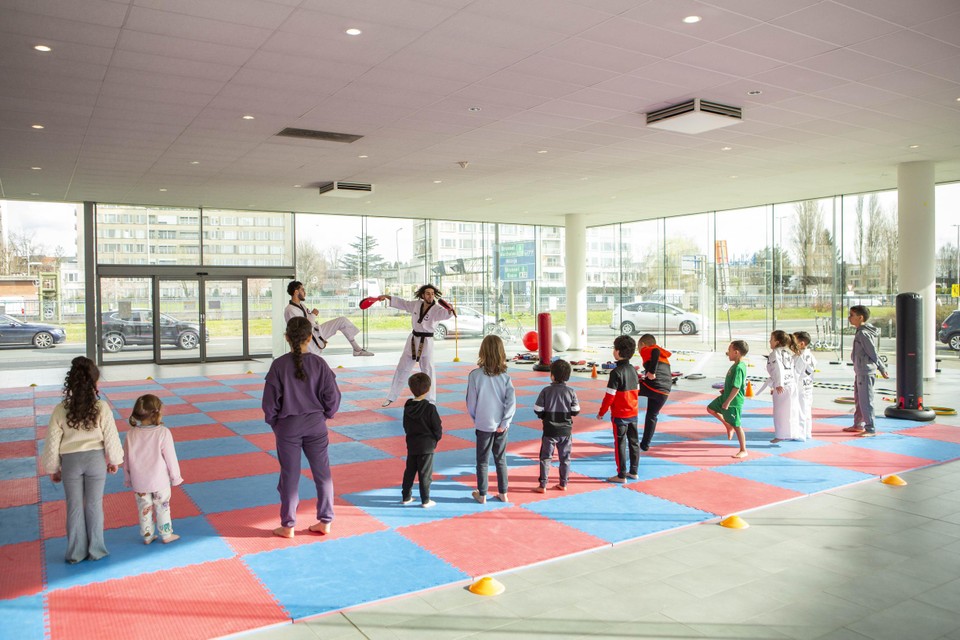 In de Permeke-garage kunnen de kinderen vlot zien wat buiten gebeurt.