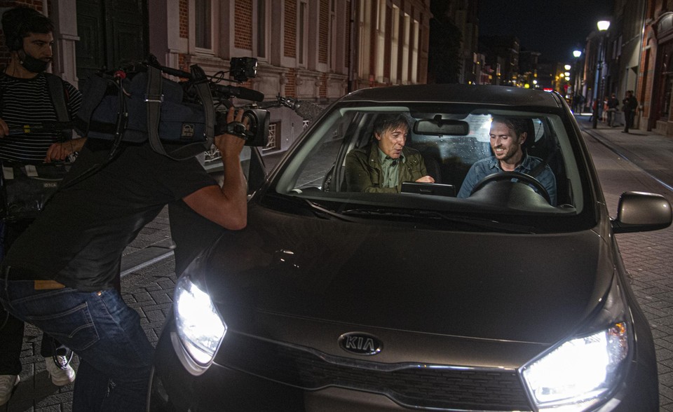 Luk Alloo wordt zelfs uitgenodigd voor twee auto-interviews in de Turnhoutse straten.