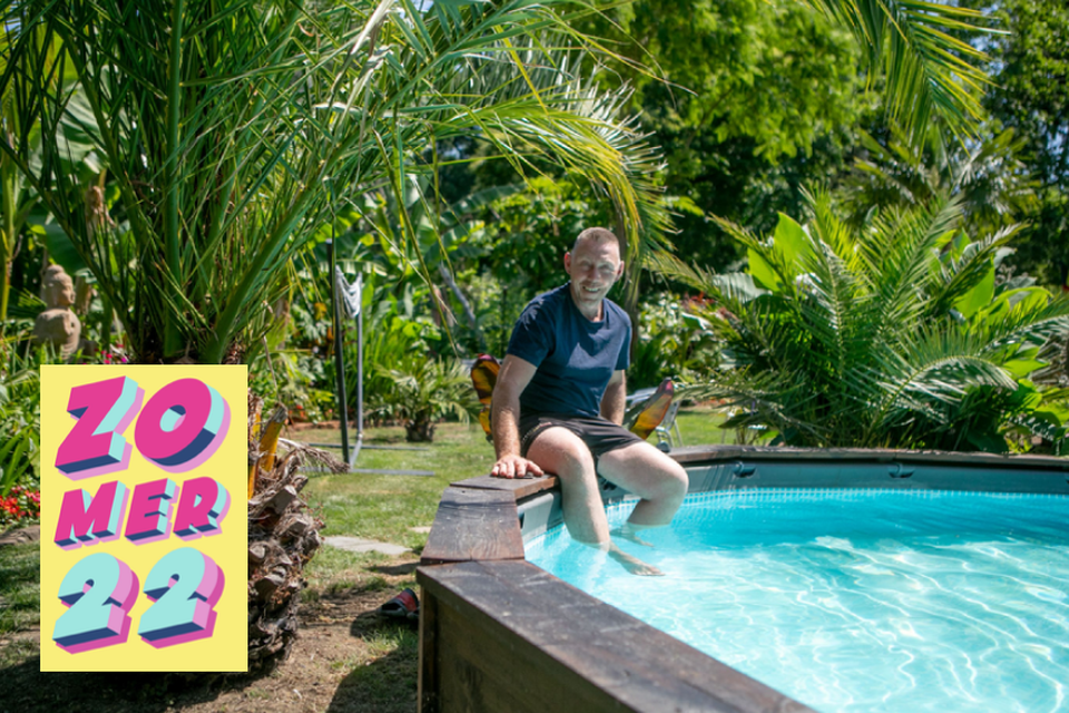 Johan Boeckmans zoekt verkoeling in het zwembad van zijn tropische tuin. 