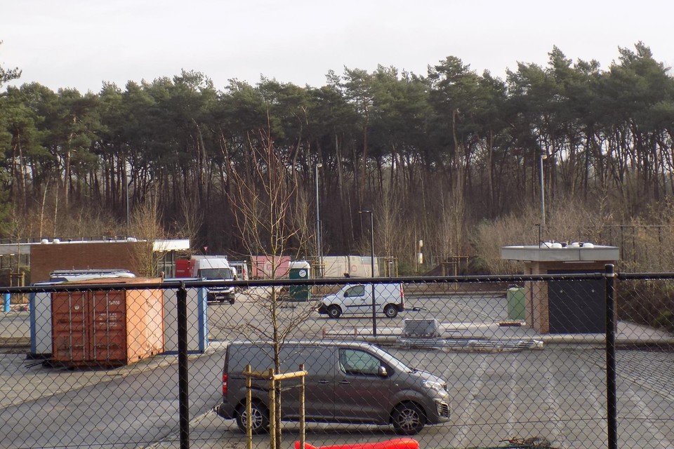 Het doortrekkersterrein voor woonwagenbewoners aan de carpoolparking van de E34 in Gierle is bijna klaar.
