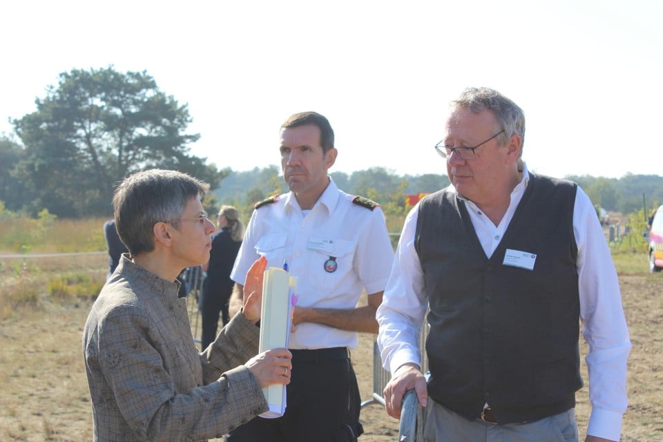 Gouverneur Cathy Berx met zonecommandant Koen Bollen en Balens burgemeester Johan Leysen 