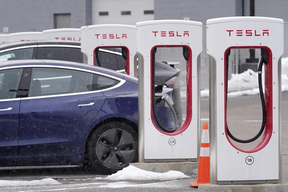 Negen snellaadstations van Tesla in Vlaanderen zijn nu ook beschikbaar voor andere merken.  