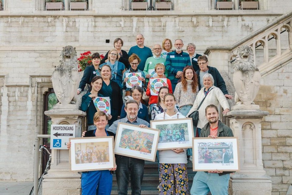 Het stadsbestuur van Sint-Niklaas schenkt de Duurzame Helden een foto van hun vereniging of werking cadeau als aandenken.  