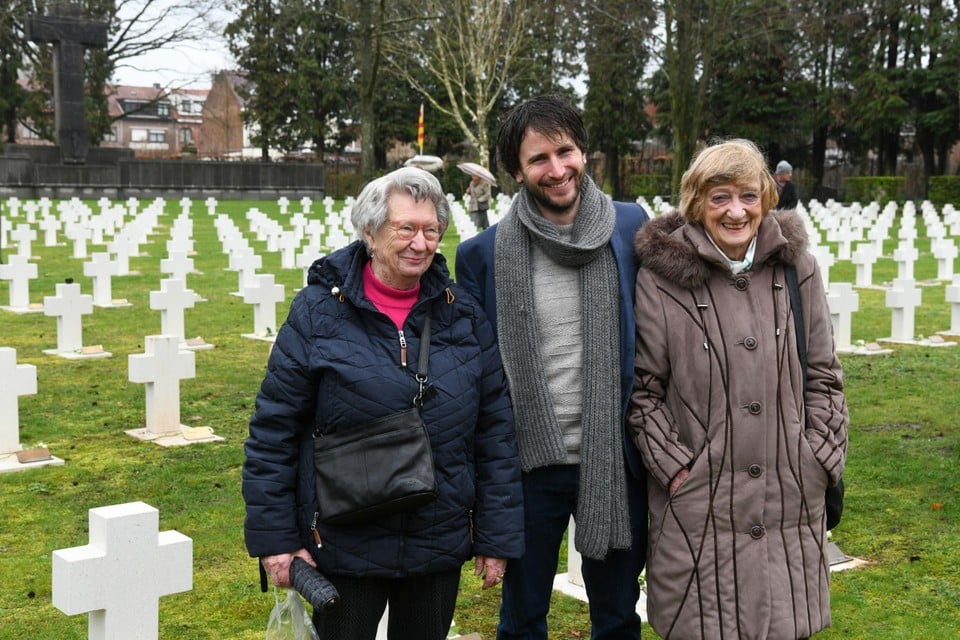 Getuigen Simonne Carvers en Lea Van Gerven met historicus Pieter Serrien op het ereperk van Mortsel-Dorp, waar heel wat slachtoffers van het bombardement werden begraven.