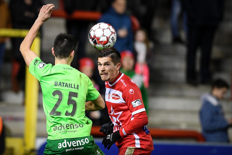 Alessandro Ciranni kopt, Jelle Bataille probeert hem te blokkeren. Momenteel staan ze allebei op het lijstje van Antwerp.