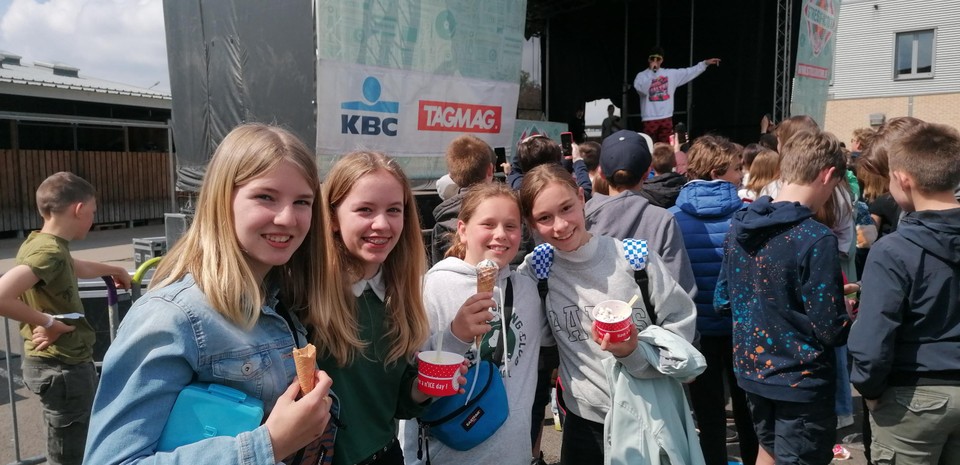 Elise, Elise, Hannelore en Mell genieten van de ijsjes en de muziek. 