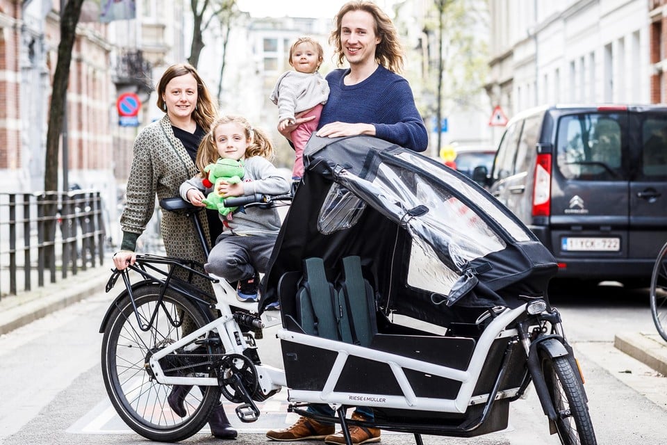 Het gezin van Joke Oosters (links) is weer herenigd met hun bakfiets.