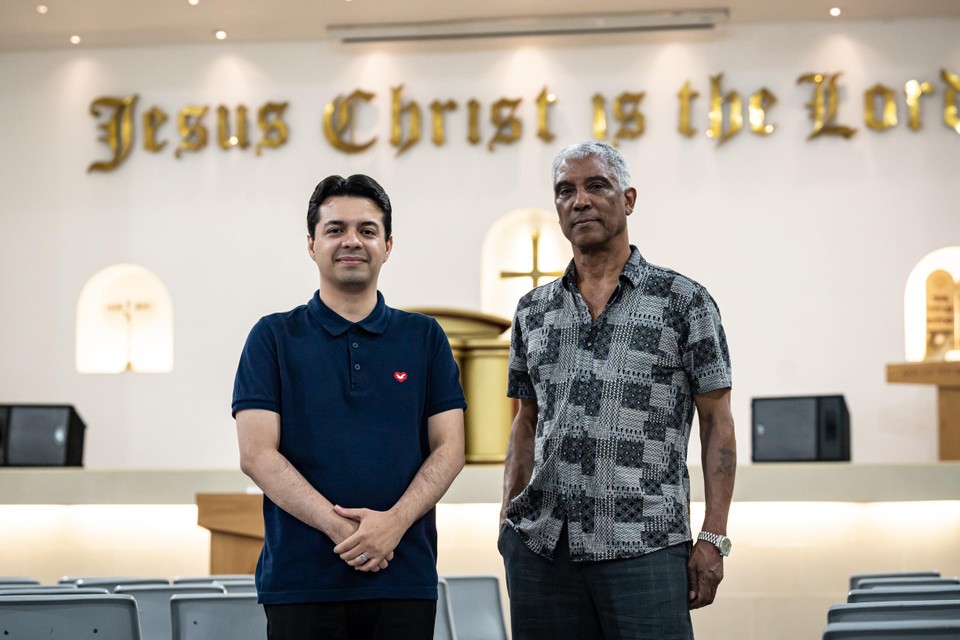 Pastor Thiago Decothé en Armando Santos: “Aan de zaal is een heleboel veranderd, maar ook weer niet, omdat het gebouw beschermd is.”  
