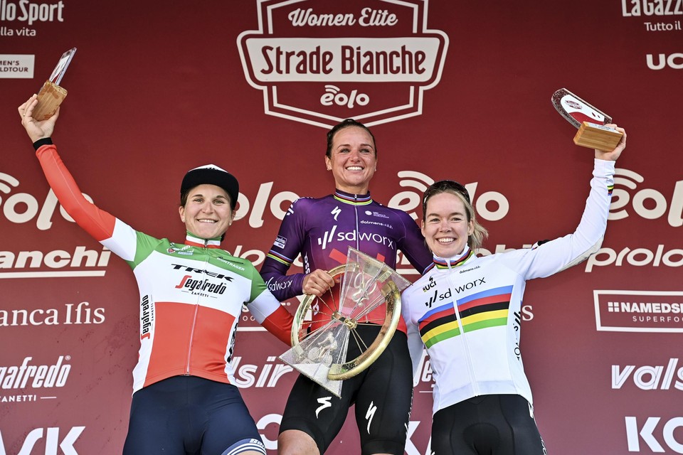 Elisa Longo Borghini (links) op het podium van de Strade Bianche.