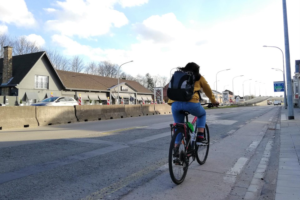 De fietspaden op de Brusselsesteenweg zijn in slechte staat.