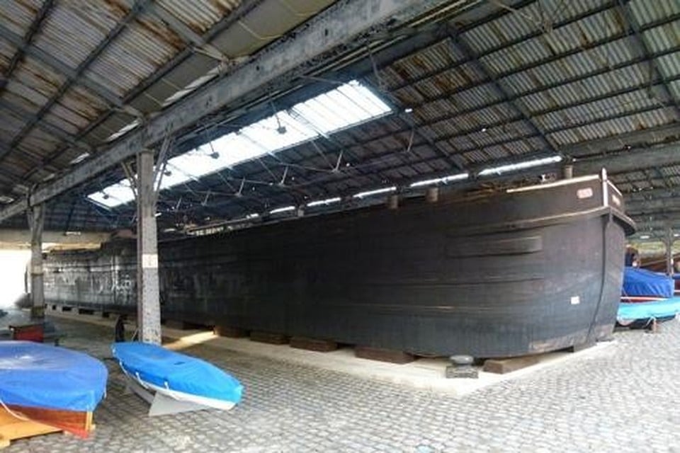 Het houten schip Céphée, dat nu onder een hangar op de Scheldekaaien ligt, dreigt te verdwijnen. De procedure om de bescherming als erfgoed op te heffen is ingezet.  
