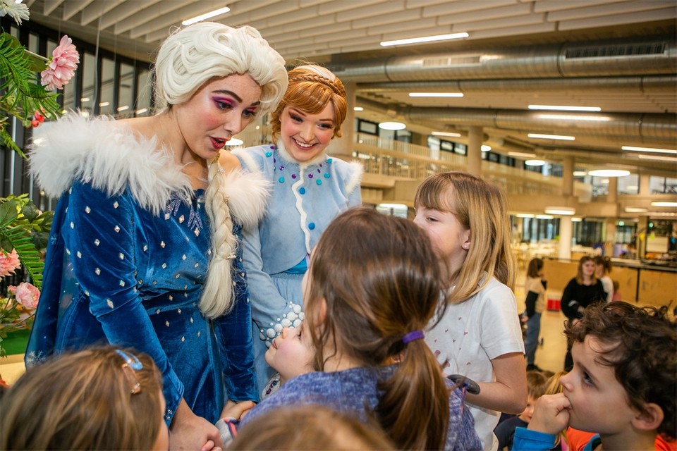 Sneeuwprinsessen Elsa en Anna uit ‘Frozen’ op bezoek bij de kinderen van Kamp Zuid. 