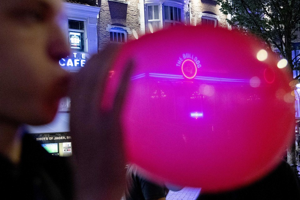 Themabeeld: een lachgasgebruiker.
