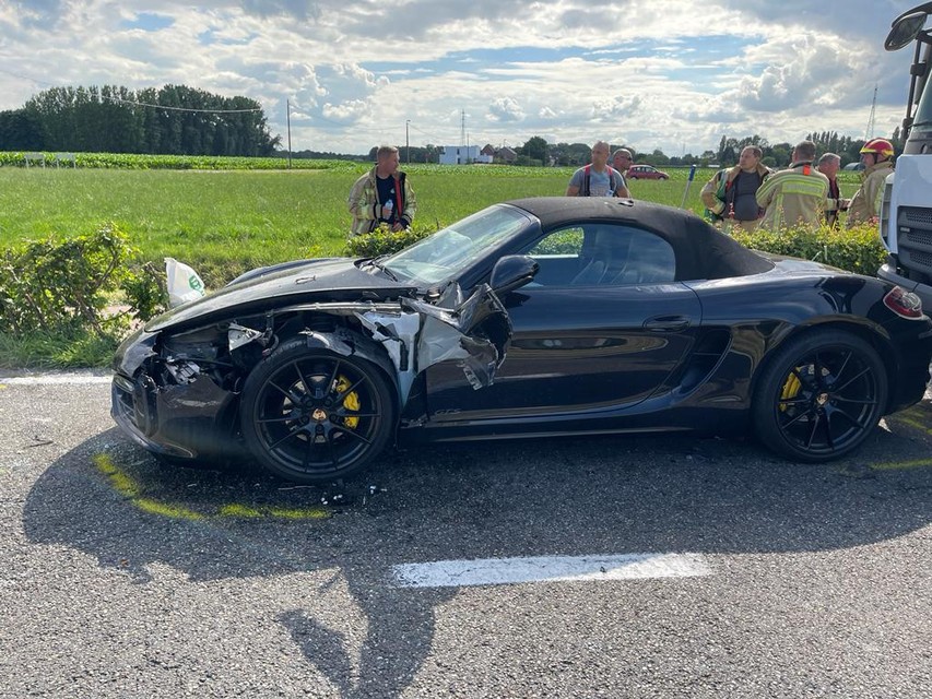 De Porsche raakte eveneens zwaar beschadigd. 
