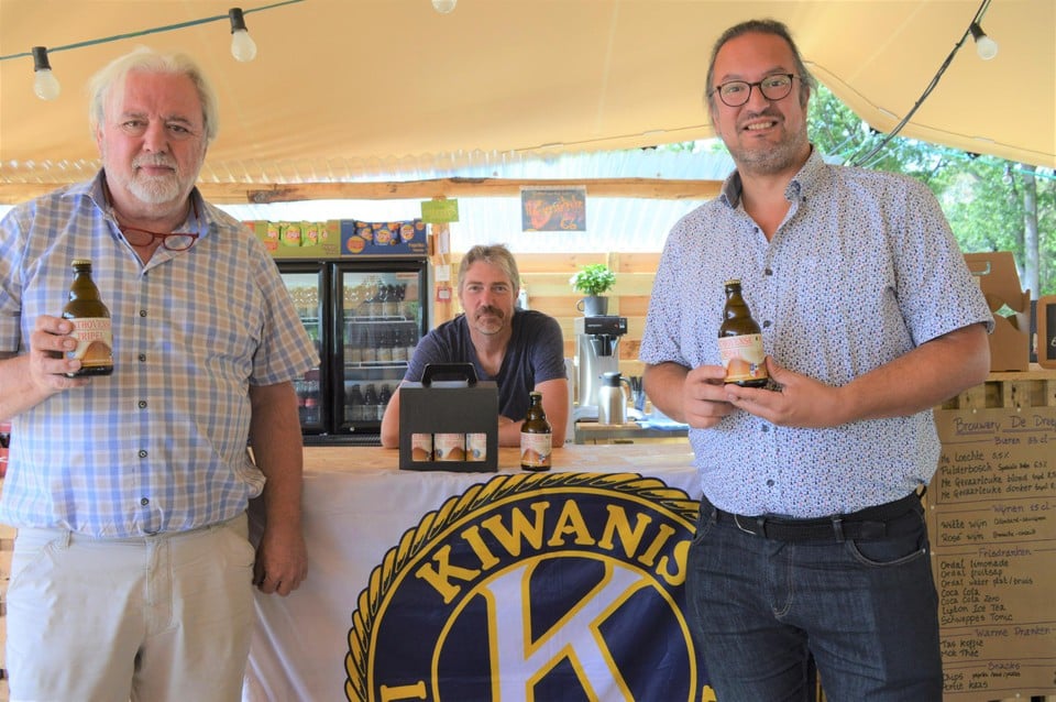 René Cox en Maurits de Ridder van Kiwanis Zandhoven met centraal brouwer Dirk Van Put van brouwerij De Dreef in Pulderbos. 