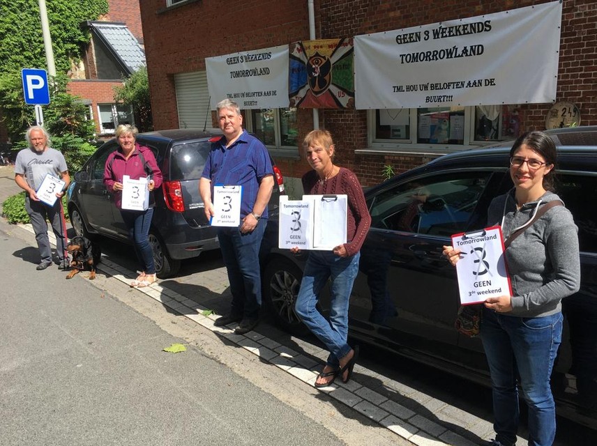 Etienne, Sandra, Jan, Nora en Leen bij de petitie vorig jaar.