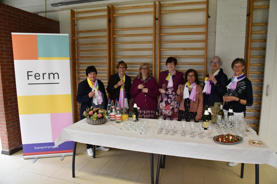 Het bestuur van Ferm Massenhoven achter de feesttafel.