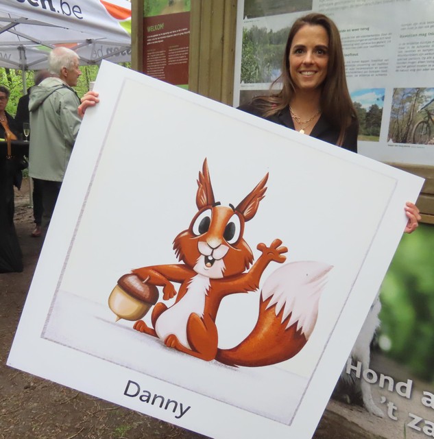 Illustratrice An Van Dooren met haar tekening van Danny-de-eekhoorn.