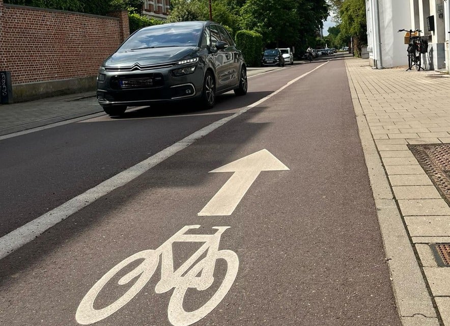 De Dr. Theo Tutsstraat is een fietsstraat met een verhoogd fietspad in tegengestelde richting.
