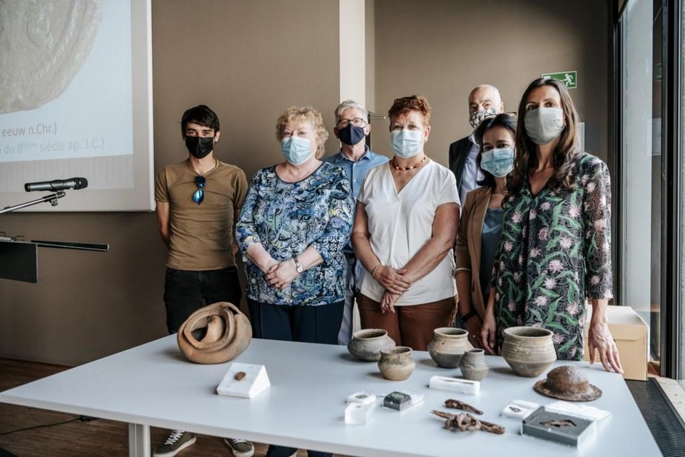Een aantal experten, onder wie o.m. conservator Guido Creemers van het Gallo-Romeins Museum, rijksarchivaris Rombout Nijssen en onderzoekster Else Hartoch, bij een deel van de nieuw verworven archeologische stukken.