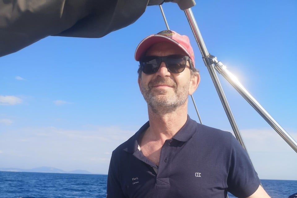 Professor Floris Wuyts op een zeiljacht, waar de hersenen het signaal van de dobberende boot corrigeren.