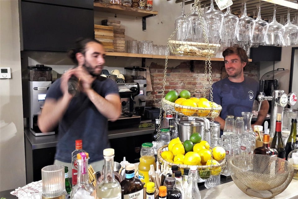 Mixologist Davigno en zaakvoerder Tobias Goyvaerts brengen bij François er nu ook ’s avonds de schwung in.