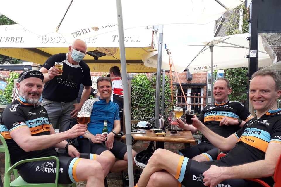 Werner, cafébaas Johan, Kurt, Rudy en Johan klinken op het terras van hun stamkroeg Den Doortrapper.