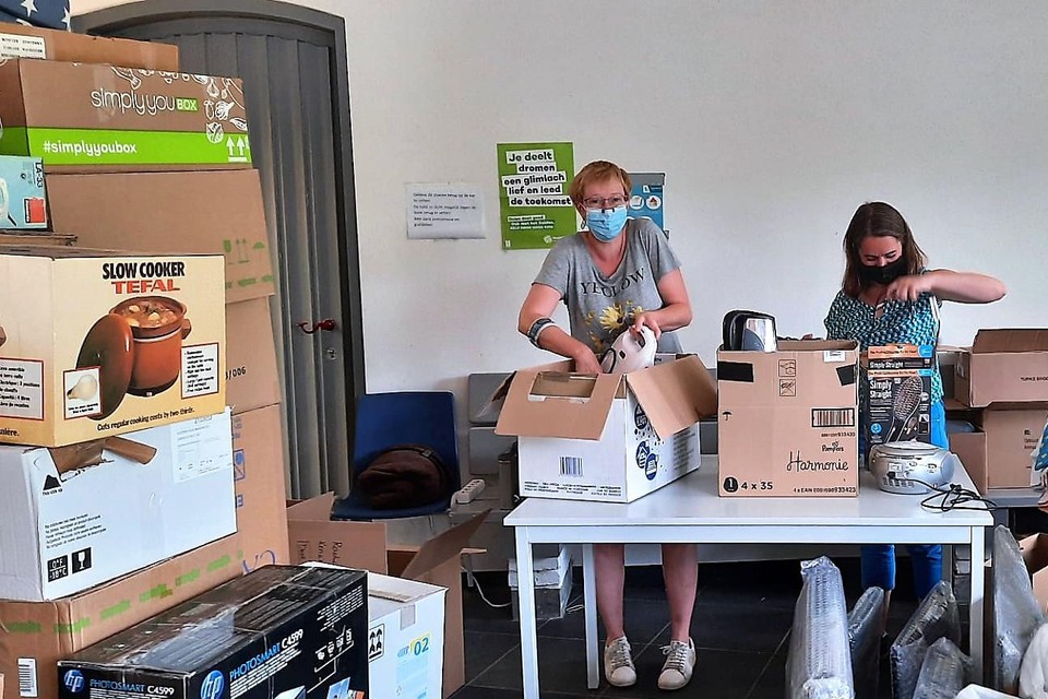 Vrijwilligers van Schilde maakten de elektrotoestellen verzendklaar, na ze getest e hebben.