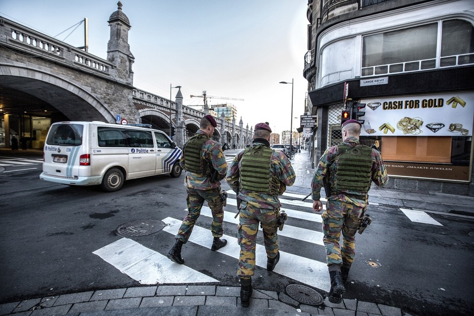 Militairen patrouilleren aan het Antwerpse Centraal Station. Als het van burgemeester Bart De Wever (N-VA) afhangt, verdwijnen de soldaten niet helemaal uit het Antwerpse straatbeeld. 