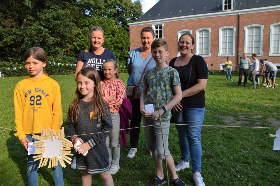 Tess, Isa, Lente en Mats met hun mama’s in de vroegere pastorietuin achter het Sociaal Huis waar donderdag de bevraging was.
