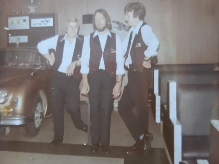Kameraden Frans, Willy en Kris met naast hun de befaamde Jaguardiscobar