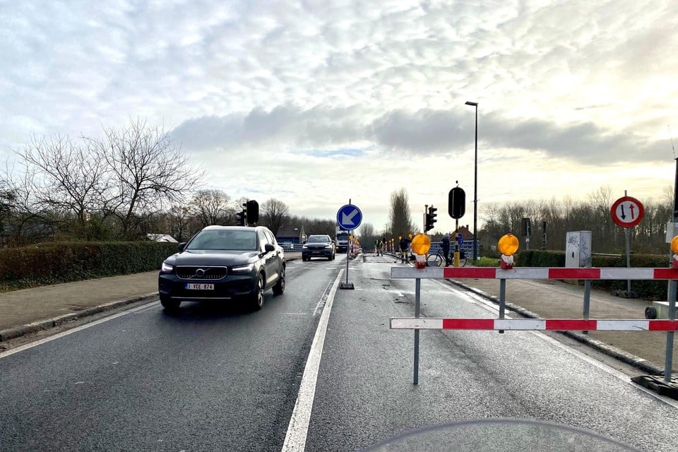 Op de Zennebrug voert een aannemer herstellingen uit.