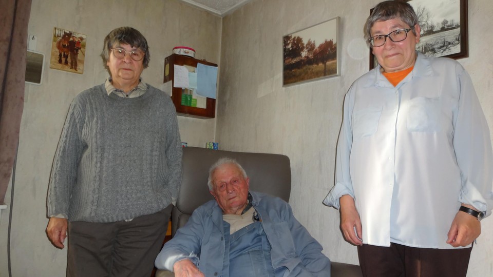 De grootoom van Tinne: Warre Meeusen werd in november nog gevierd als 100-jarige thuis op de hoeve in Westmalle. Hij wordt hier geflankeerd door Maria Meeusen (links, tante Tinne Van der Straeten) en Rita Meeusen, de moeder van Tinne, die altijd voor hem gezorgd hebben. 