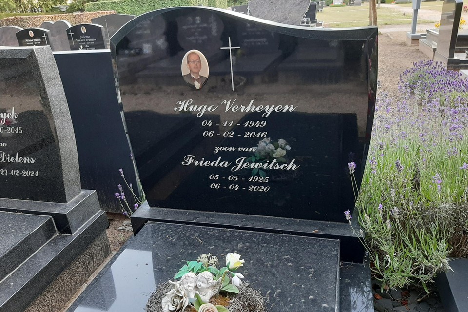 Het graf van zoon Hugo Verheyen en moeder Frieda Jewitsch op de begraafplaats van Zandhoven. 