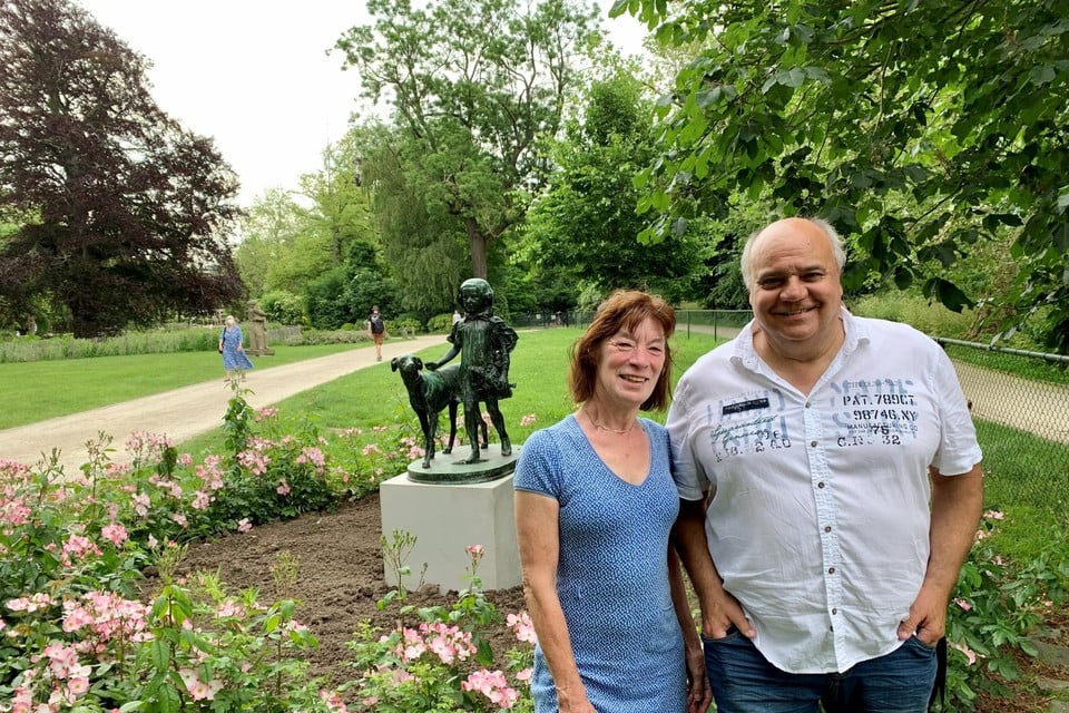 Inge Sève en Eric Creve van ‘Borrelend & Bruisend Oud & Nieuw Mechelen’ bij het standbeeld in de Kruidtuin.
