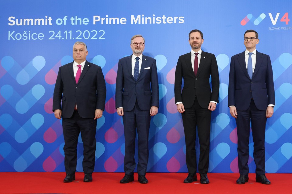 Hongaars premier Viktor Orbán (links) zou donderdag na een bijeenkomst met de regeringsleiders van Slovakije, Polen en Tsjechië hebben gezegd dat zijn regering al een besluit nam over de NAVO-toetreding. 