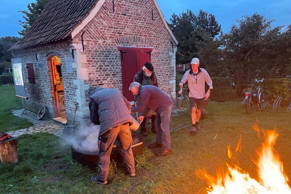 Voor het bakhuis werd een vuur gestookt.