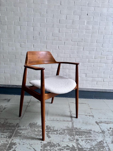 Een herwerkte vintage stoel uit de jaren zestig (385 euro).