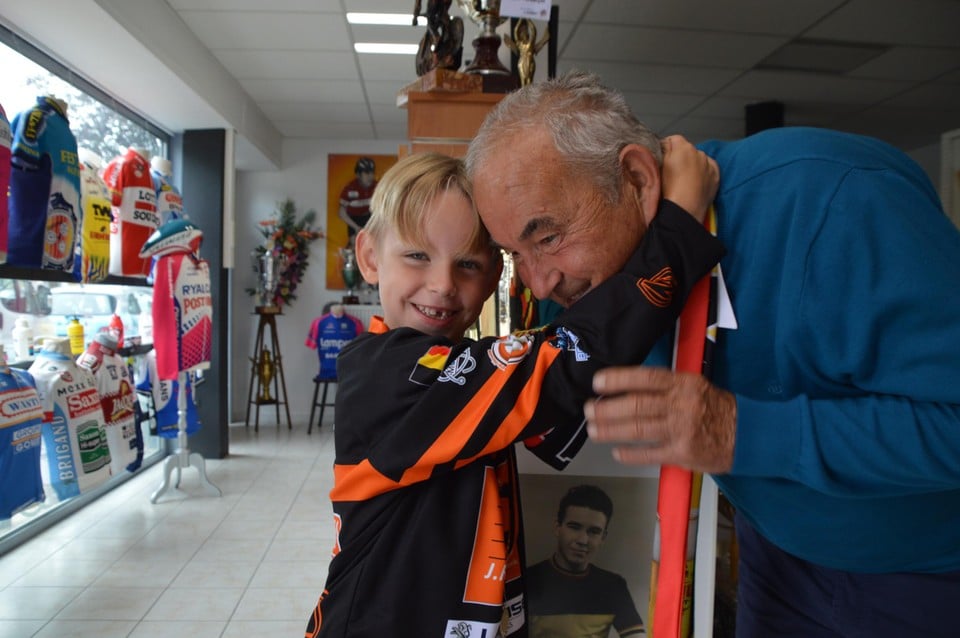 Een knuffel voor opa.