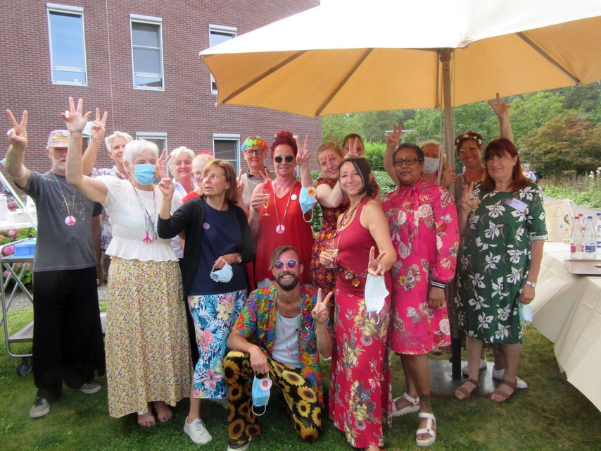 De medewerkers van Immaculata bereidden het tuinfeest goed voor.