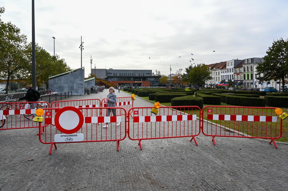 Het Burgemeester Edgard Ryckaertsplein in Berchem na het dodelijke ongeval. 