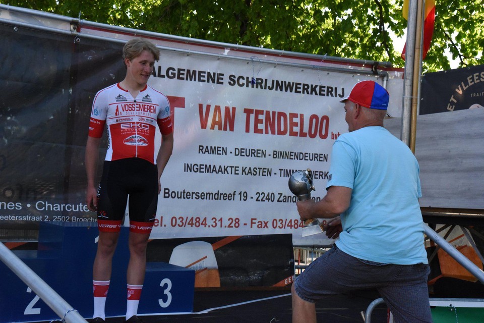 Thuisrenner Robbe Smets (18) mocht ook op het podium. Als allerjongste werd hij knap 33ste
